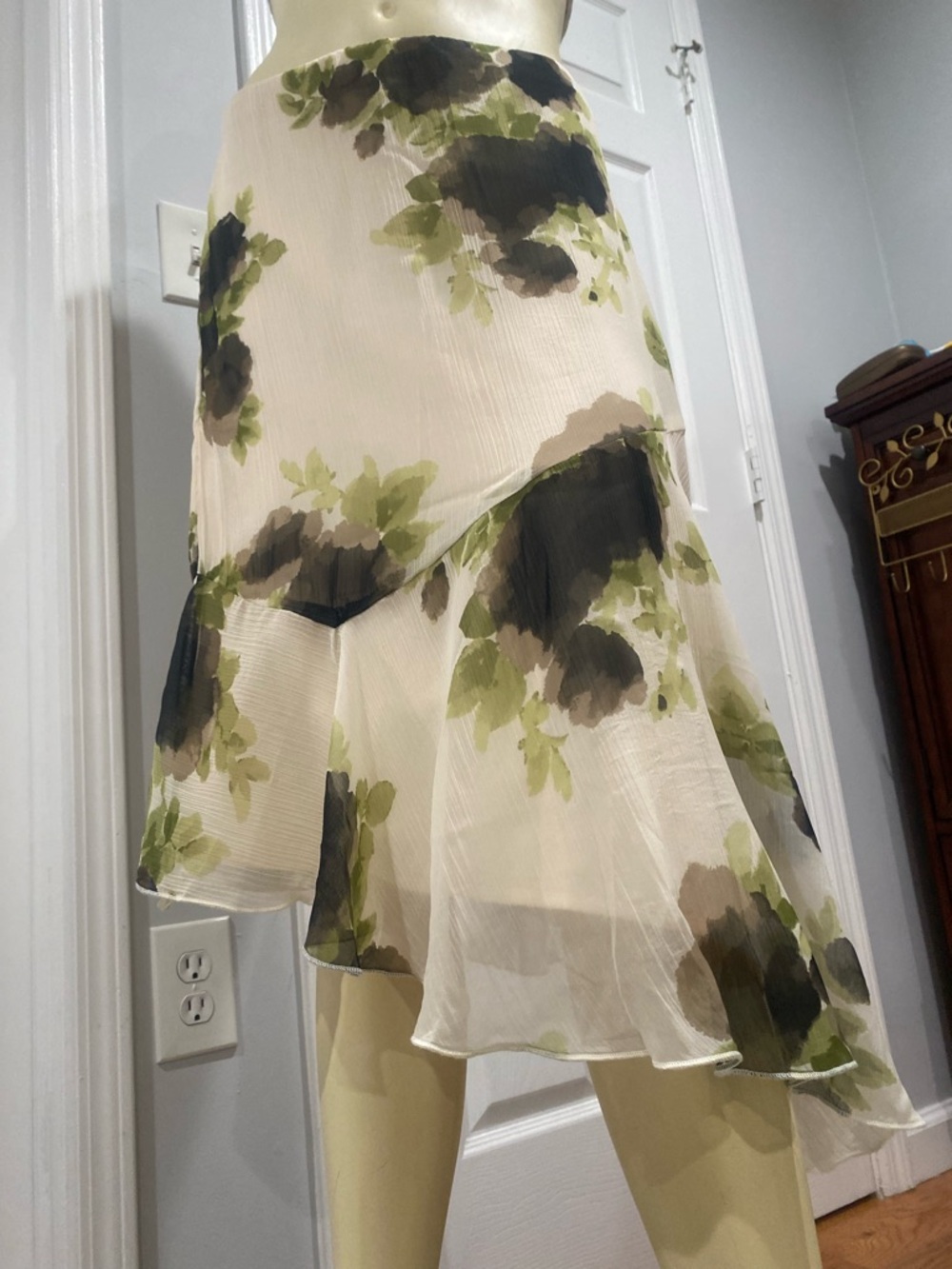 Floral crinkle asymmetrical midi Skirt Cream Abercrombie & Fitch Size Small P